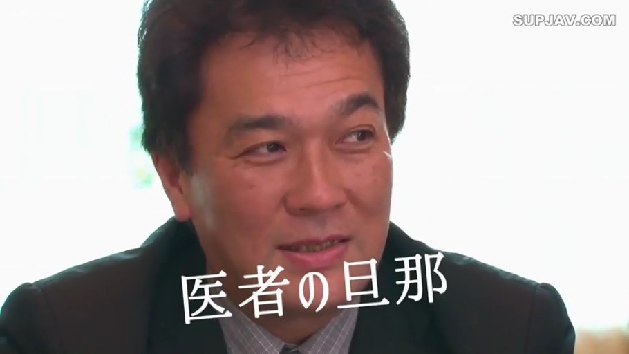 室内 · 坐姿 · 面部 · 微笑 · 说话 · 正装 · 中年男性