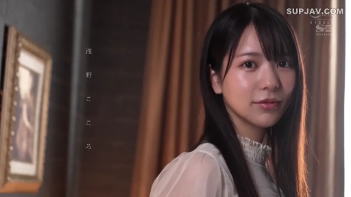 室内 · 头部特写 · 白色雪纺衫