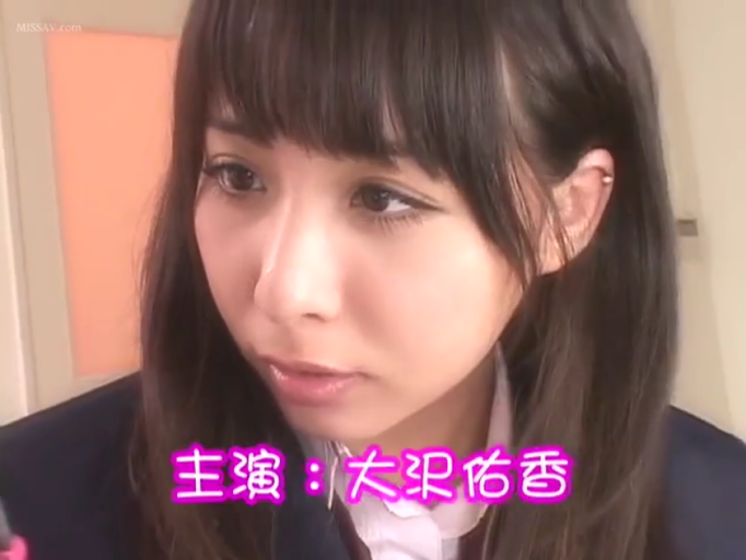室内 · 冷淡 · 深色西装外套 · 面部特写 · 画面有演员名字字幕
