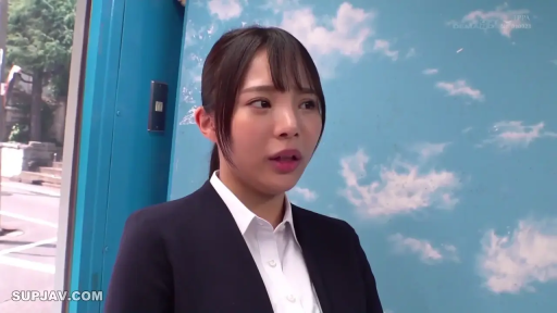 室内 · 深色西装外套 · 顔のクローズアップ · 迷茫