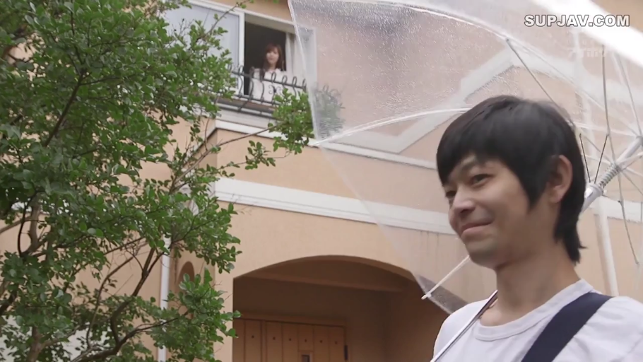 住宅区 · 白色T恤 · 女人远景 · 下雨天气 · 女人平静观察 · 透明长柄伞