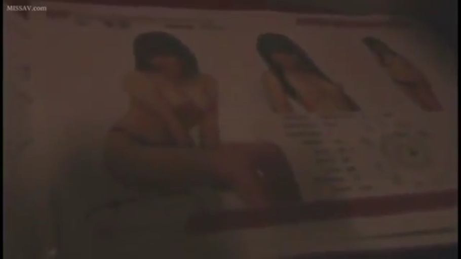 室内 · 坐姿 · 中景 · 摆拍 · 成人内容 · 内衣 · 模糊 · 杂志