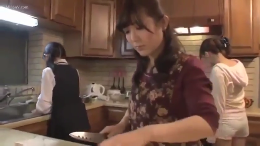 集中 · エプロン · キッチン · 刀具 · 切菜女子的面部特写