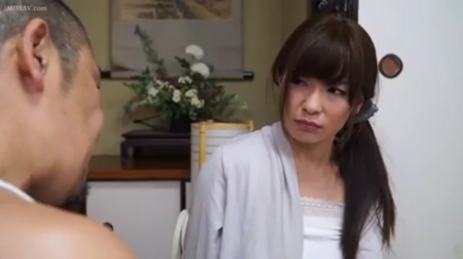 严肃 · 和室 · 中景 · 盆栽 · 对话 · 熟女 · 对坐 · 开衫