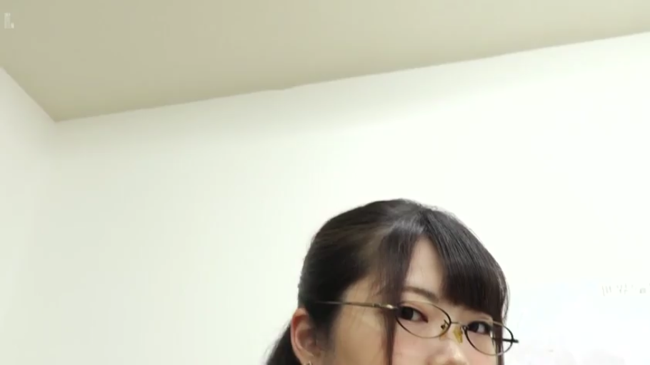 室内 · 眼镜 · 眼镜特写 · 注视 · 自拍视角 · 未穿上衣或仅露锁骨