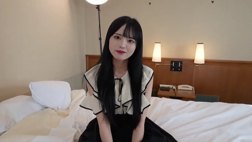 正坐 · 上半身 · 注视镜头 · 双人床 · 酒店卧室 · 白色荷叶边上衣 · 长黑发 · 微带笑意