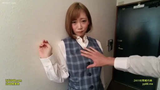 办公室 · 格子职业马甲 · 不知所措 · 手部接触胸部特写 · 室内场景