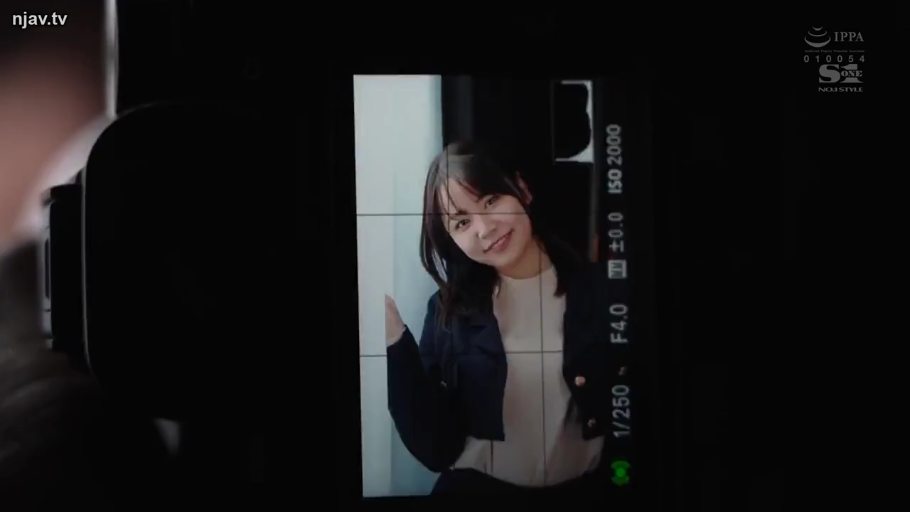 温柔 · 室内摄影棚 · 深蓝色短外套 · 单反相机 · 女性面部特写 · 相机参数显示