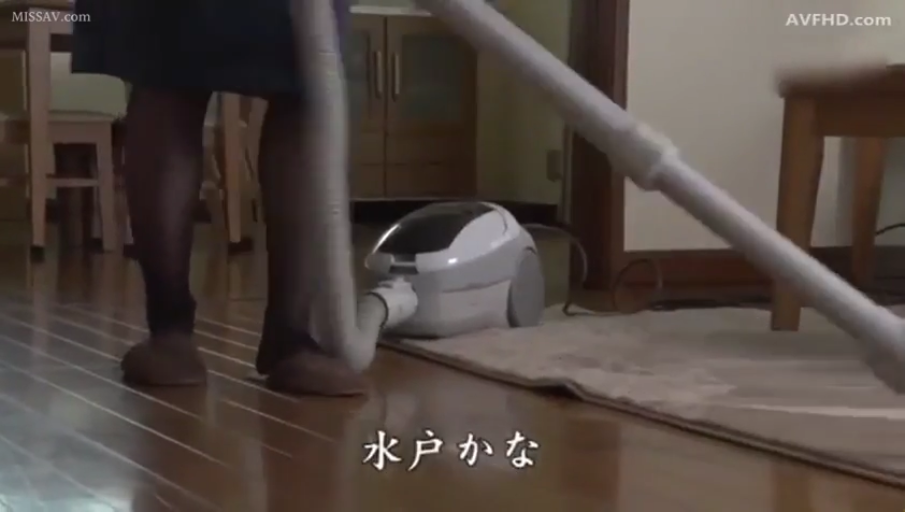 拖鞋 · 居家环境 · 腿部特写 · 吸尘器