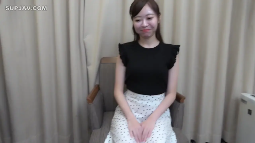 室内 · 坐姿 · 中景 · 微笑 · 椅子 · 注视镜头 · 亚洲女性 · 黑色褶边上衣