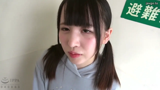 凝视 · 脸部特写 · 公共场所 · 浅蓝色连帽衫 · 上方有避难指示牌