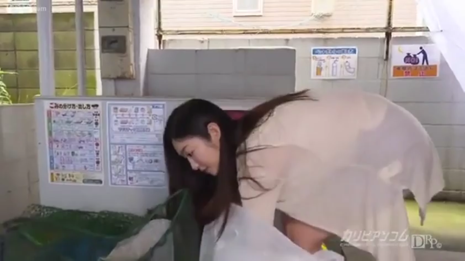 平静 · 臀部轮廓 · 白色半透明长罩衫 · 垃圾投放点 · 半透明衣服透出内衣轮廓