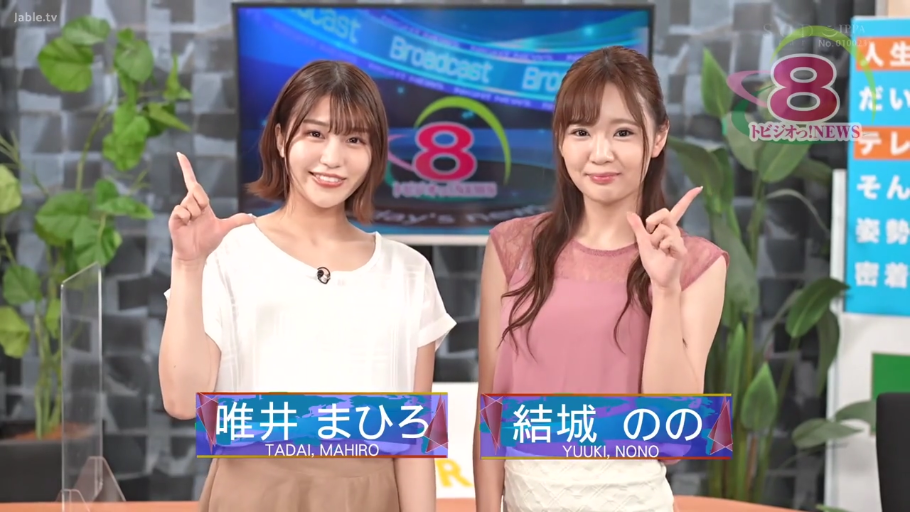 职业表情 · 麦克风 · 演播室 · 白色短袖上衣 · 头部及上半身特写 · 名字标签
