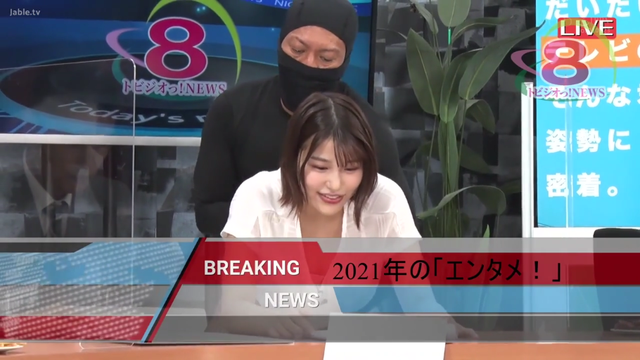 坐姿 · 角色扮演 · 微笑 · 上半身特写 · 播报 · 新闻演播室 · 白色透视衬衫 · 透明隔板