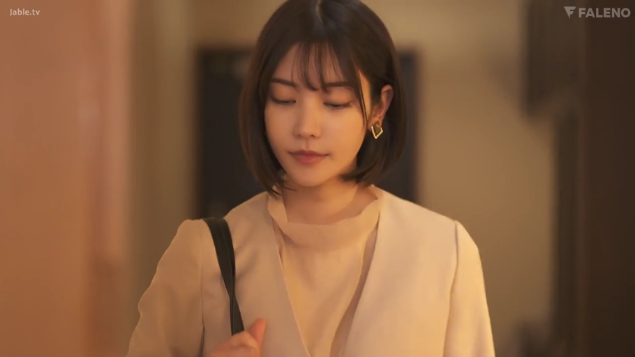 上半身特写 · 淡然 · 室内廊下 · ショルダーバッグ · 柔らかな照明 · 浅色职业西装外套