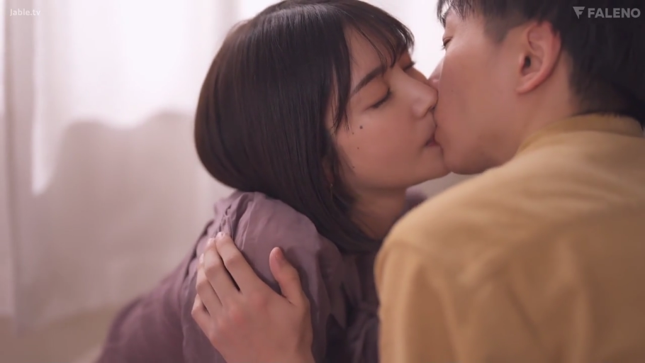 室内 · 脸部特写 · 拥抱 · 亲吻 · 沉醉 · 日常服饰 · 情侣