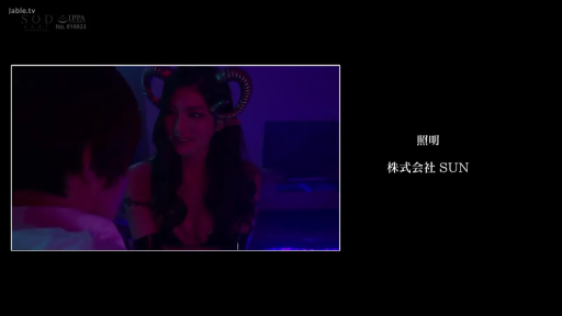 诱惑 · 昏暗的房间 · 头部特写 · 紫色灯光 · 恶魔角 · 恶魔服饰