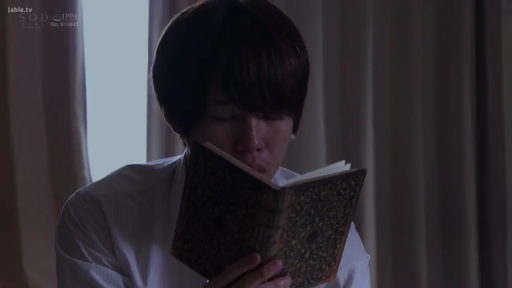 室内 · 坐姿 · 专注 · 白色衬衫 · 书籍 · 上半身 · 阅读 · 成年男性