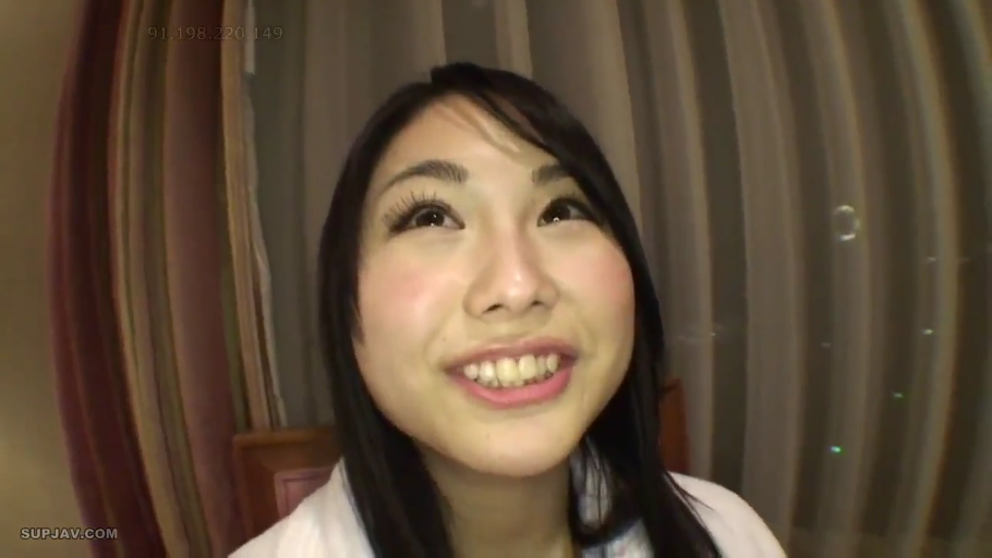 眼睛特写 · 卧室 · 微笑 · 白色浴袍 · 鱼眼镜头效果