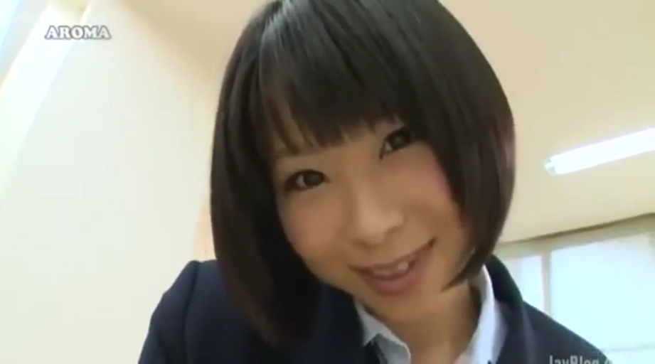 教室 · 深蓝色学生制服外套 · 面部特写 · 自拍视角 · 微笑着说话