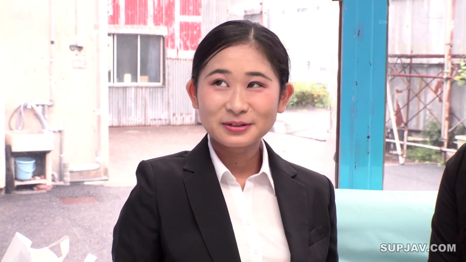 注视前方 · 黑色西装外套 · 面部特写 · 建筑工地附近