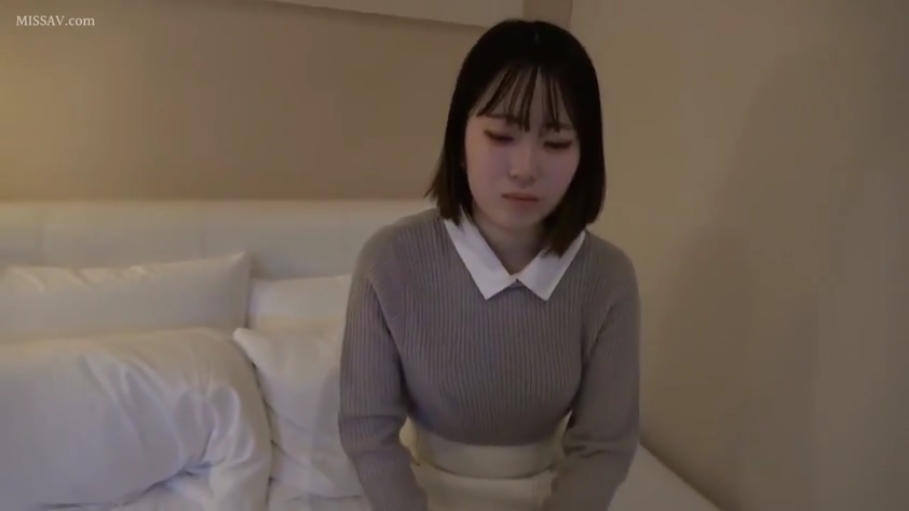 酒店 · 略带困惑 · 人物半身特写 · 灰褐色针织毛衣