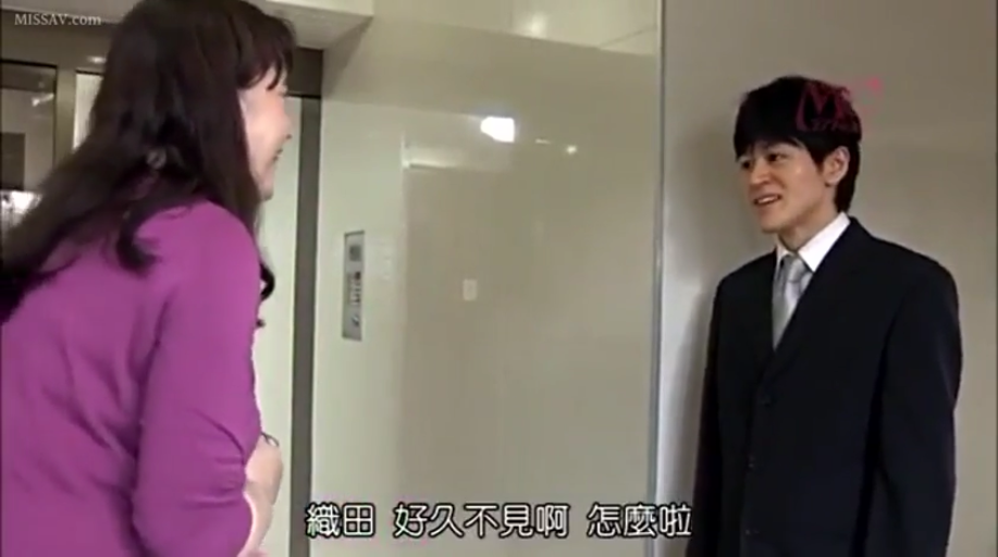 微笑 · 中文字幕 · 室内走廊 · 男性穿黑色西装、白衬衫、灰色领带