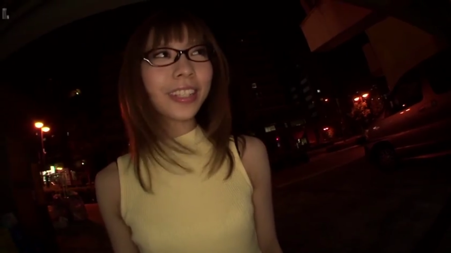 眼镜 · 站立 · 微笑 · 面部特写 · 聊天 · 无袖上衣 · 户外街道 · 夜晚