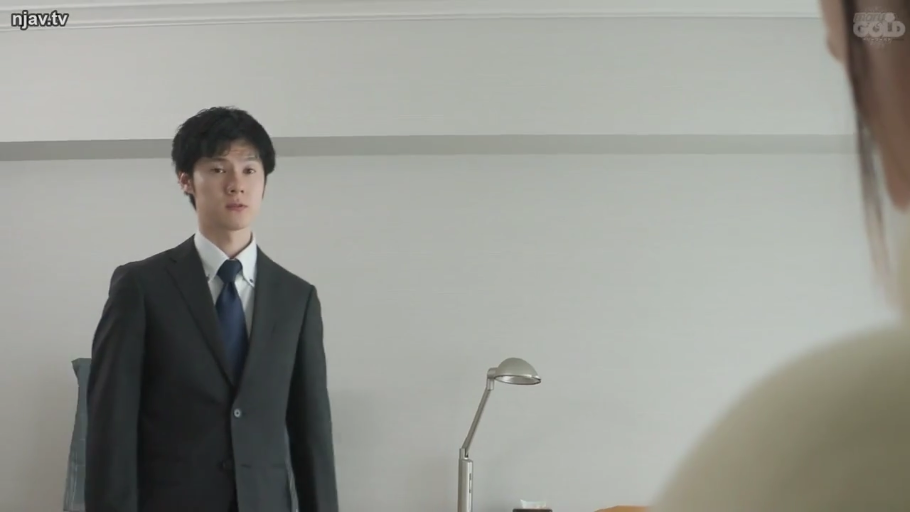 坐姿 · 卧室 · 黄色卫衣 · 否 · 背包 · 疑惑 · 床头灯 · 手持按摩棒