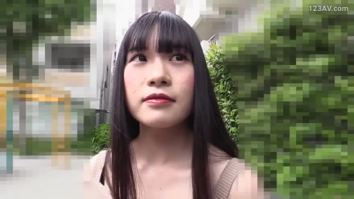 平静 · 面部特写 · 吊带背心 · 住宅区 · 光线明亮