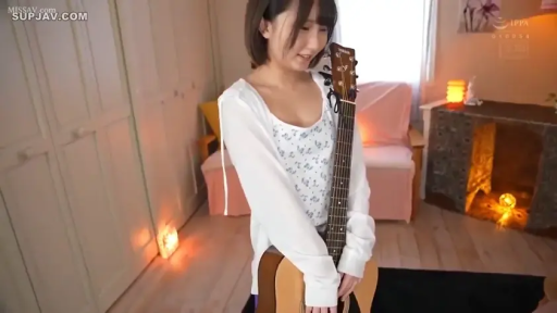 卧室 · 温柔 · 上半身特写 · 温馨色调 · 碎花吊带内搭 · 木吉他