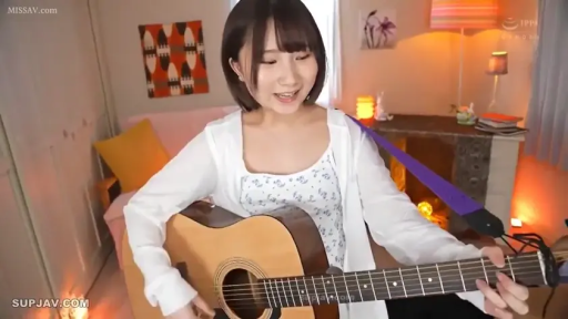 卧室 · 微笑 · 弹琴的手部 · 碎花内搭 · 木吉他