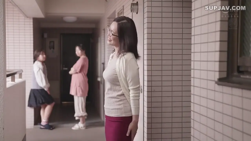 眼镜 · 放松 · 公寓走廊 · 侧面中景 · 米色内搭
