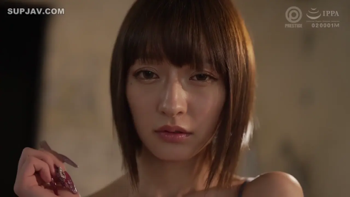 室内 · 冷艳 · 面部特写 · 吊带衫 · 美甲 · 深色夸张美甲