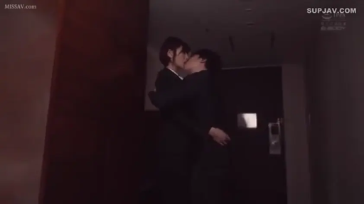 亲密 · 深色职业套装 · 办公室走廊 · 两人面部特写