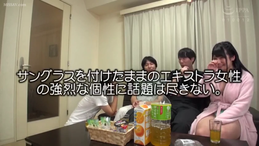 客厅 · 交谈中 · 饮料 · 粉色睡袍