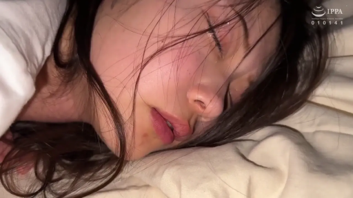 室内 · 脸部特写 · 闭眼 · 枕头 · 卧姿 · 睡眠 · 白色衣物 · 凌乱发丝