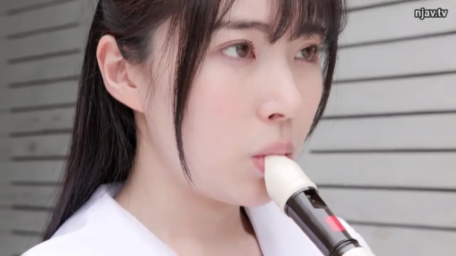 室内 · 认真 · 口部特写 · 竖笛 · 白色水手服