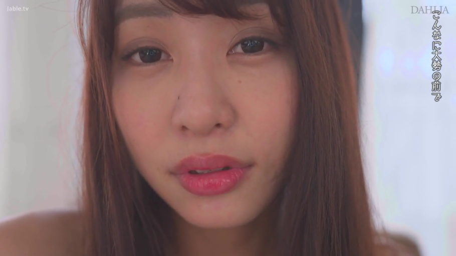 室内 · 脸部特写 · 注视 · 长发 · 正面 · 微张嘴 · 裸肩