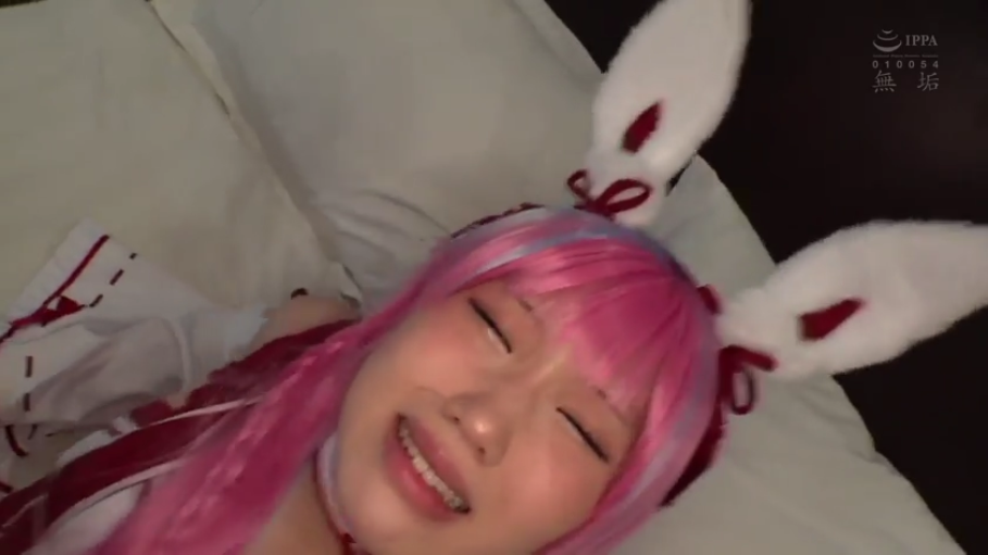 迷离 · 面部特写 · 床上 · 互动 · 躺姿 · 兔耳发箍 · 角色扮演服 · 粉色假发