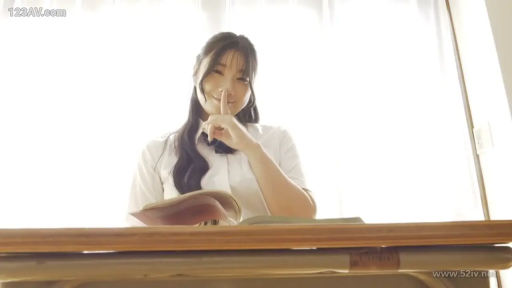 坐姿 · 校服 · 教室 · 微笑 · 书本 · 半身照 · 高亮 · 嘘声手势