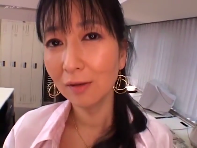 办公室 · 注视 · 室内光线 · 耳环特写 · 粉色衬衫 · 金饰耳环