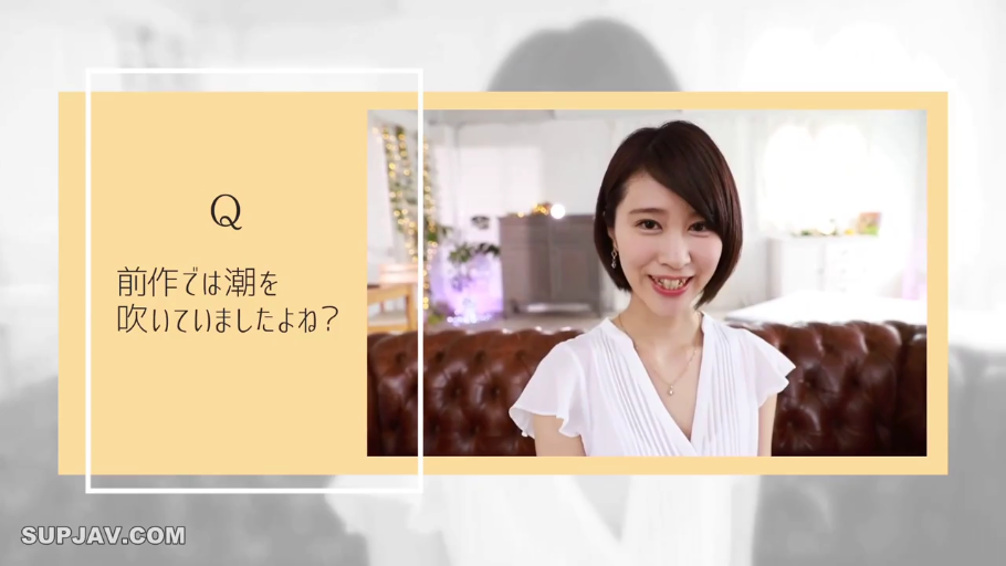 室内 · 坐姿 · 微笑 · 半身 · 短发 · 访谈 · 白色雪纺上衣