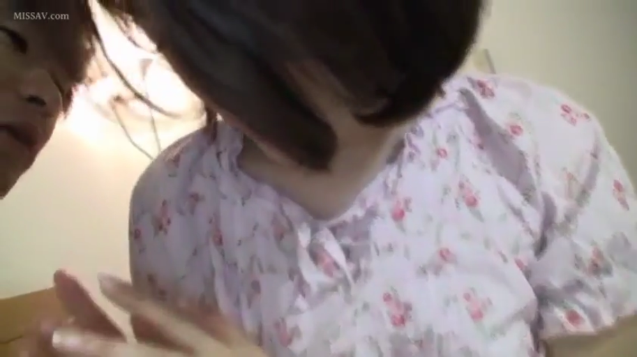 室内 · 俯身 · 脸部特写 · 自然 · 日本AV · 碎花睡衣 · 亲密对视