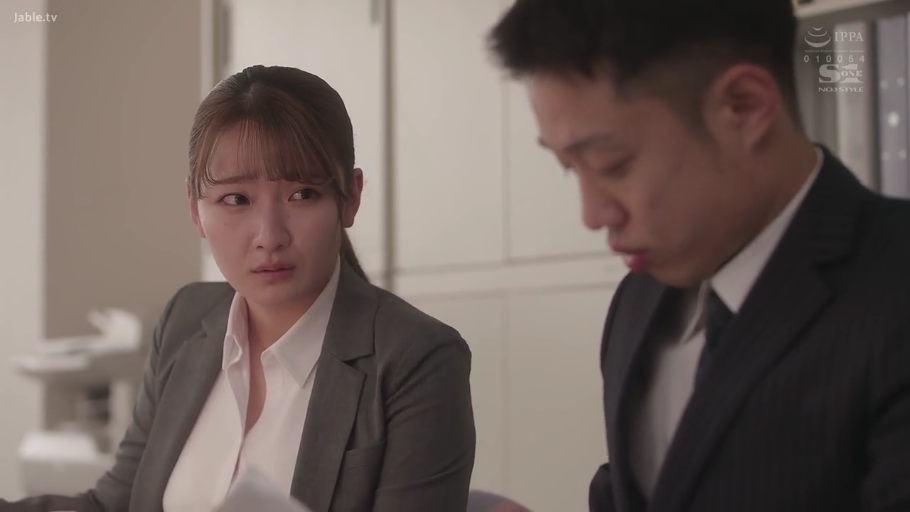 坐姿 · 委屈 · 办公室 · 半身 · 对话 · 西装 · 职场