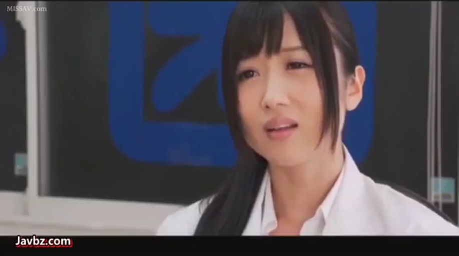 诊室 · 白色医生大褂 · 面部特写 · 略显无奈