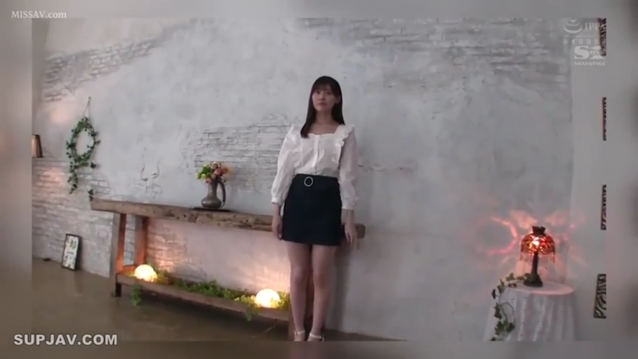 室内 · 全身 · 站立 · 平静 · 白色衬衫 · 注视 · 长发 · 装饰桌