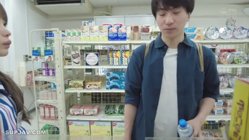 日常 · 便利店 · 水瓶 · 两人侧面中景 · 男性穿着蓝色衬衫内搭白T恤