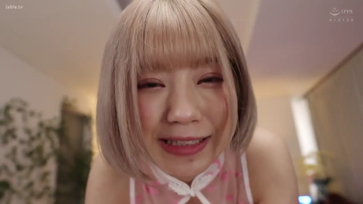 室内 · 俯身 · 微笑 · 面部特写 · 注视 · 粉色内衣 · 甜美风格