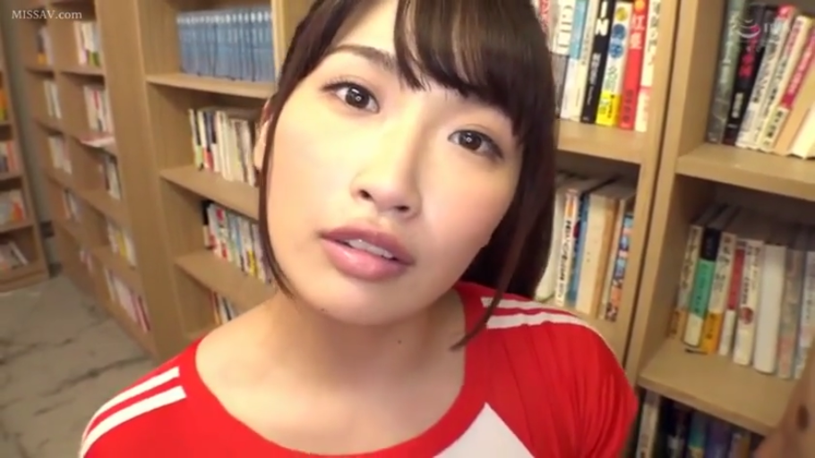 直视 · 面部特写 · 书店 · 红色运动短袖